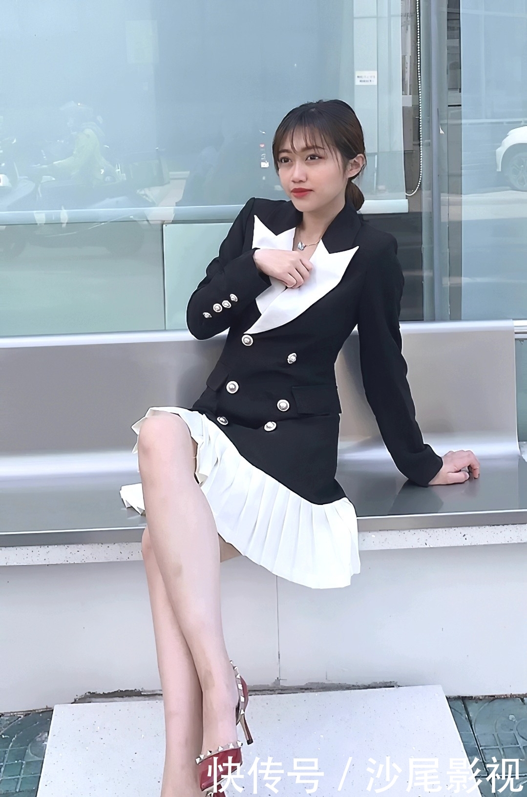 美女@正式又不失活泼，气质尽显，街拍：美女双排扣外套搭配百褶短裙