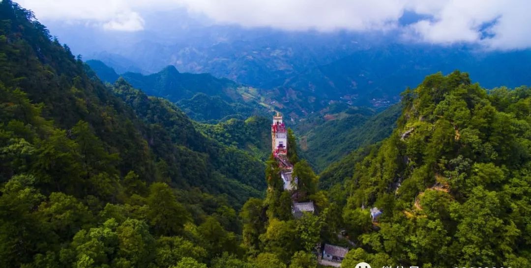 小庙三面悬于万丈深渊 四根石柱插入石缝工艺精湛堪称一绝