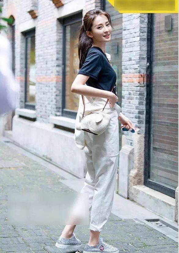 乔欣真的是越来越会穿了，连体裤只穿一半，看着心情好舒畅