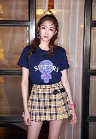 关晓彤也太大胆了,裙子上的拉链只拉了一半,竟意外时尚!