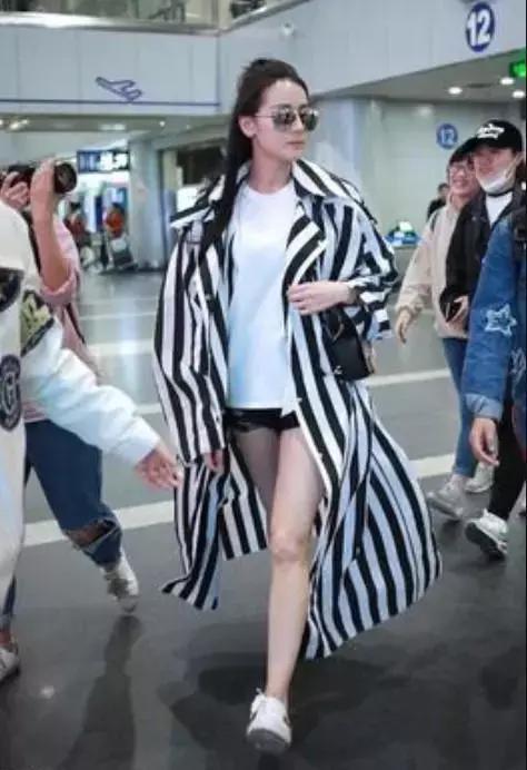 热巴真是太性感，裙子短到尽头，坐下那刻自己都脸红了