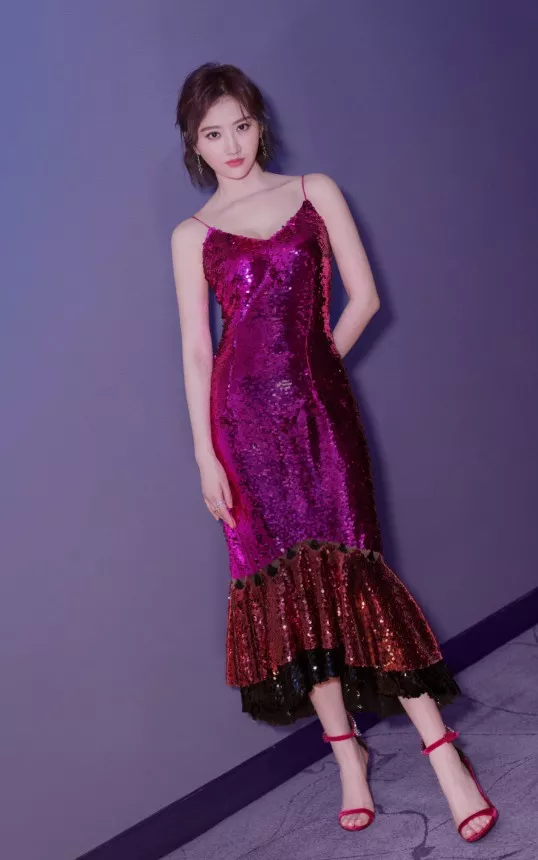 景甜胖了10斤就算了，溜肩还敢穿吊带裙，张继科也不管管？