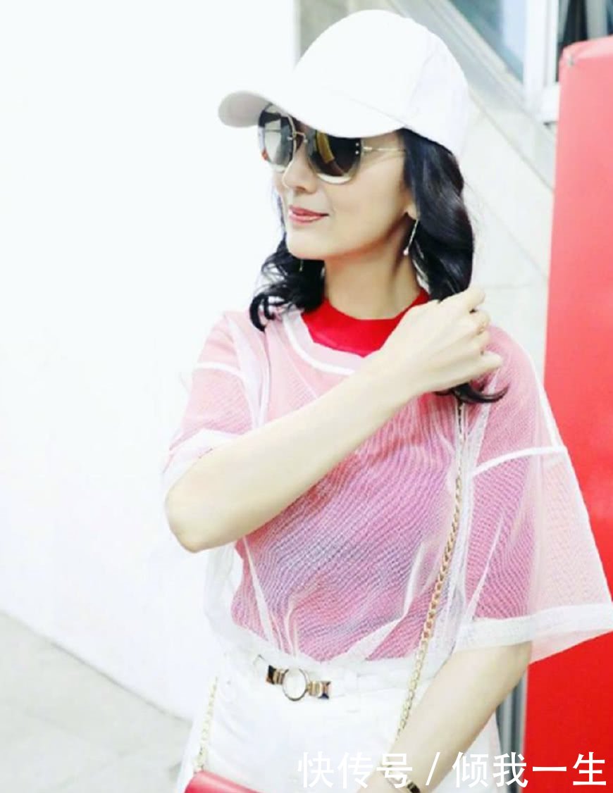 64岁赵雅芝的短裤也忒短了，难怪一直用包包挡着，网友：心不老！