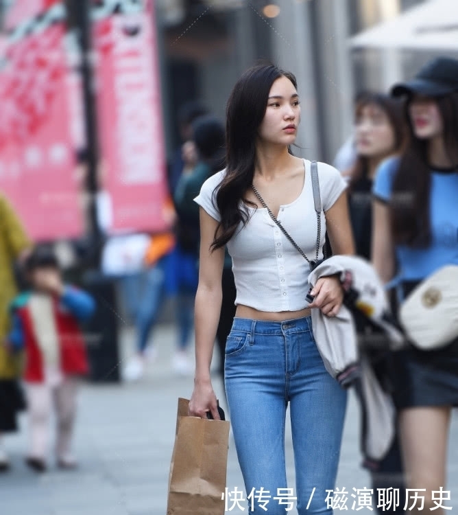  [气质]气质女生对牛仔裤热情不减，个性穿搭让造型靓丽依然