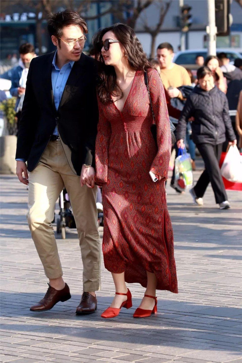 街拍:身材丰腴圆润,身姿迷人的成熟美女