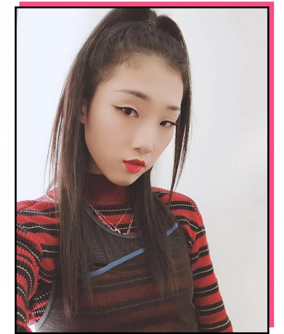 “你这个是肿眼泡，哭不出邓伦那样的双眼皮的。”