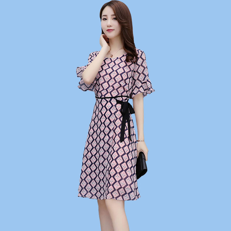 倘若你不到1米六，裙子不要太长，这些高高裙+单鞋，凸显自信美