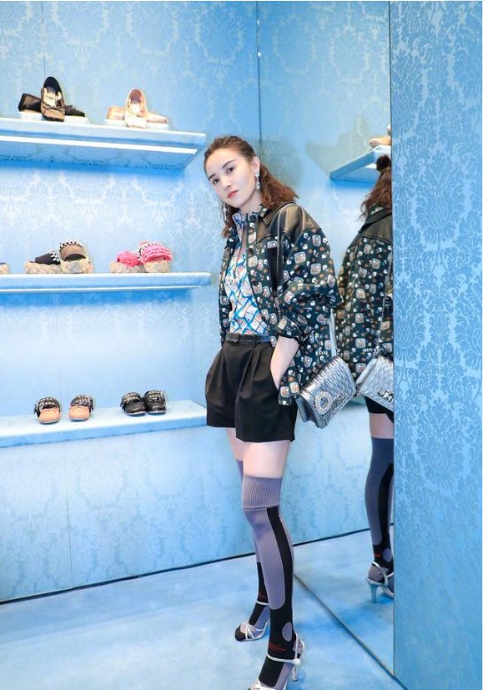 宋佳穿高跟凉鞋，里面套过膝长袜也不土，网友:还不是因为腿好看