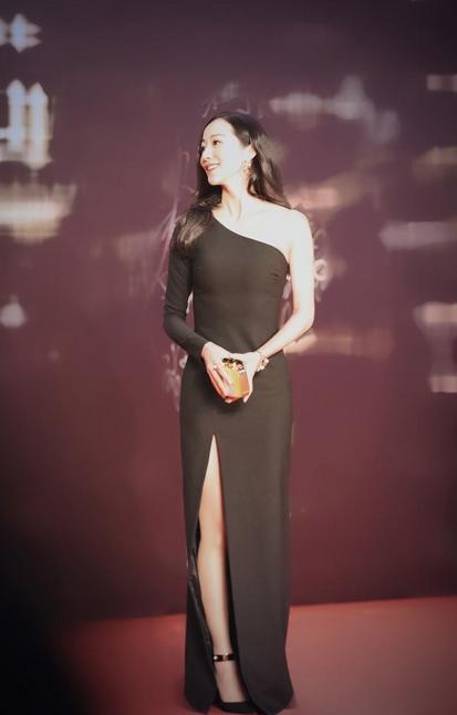 刘亦菲与35岁韩雪现机场，网友：一个土气小妹，一个时尚女王