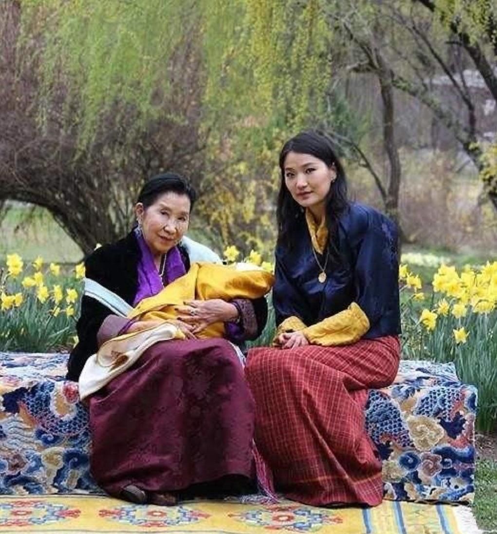  佩玛■29岁不丹王后太偏心！漠视丈夫却紧牵婆婆，帅气国王全程零互动