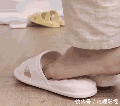 拖鞋:扔掉不透气的厚鞋子,和时髦精一起穿拖鞋出门,舒适又抢镜