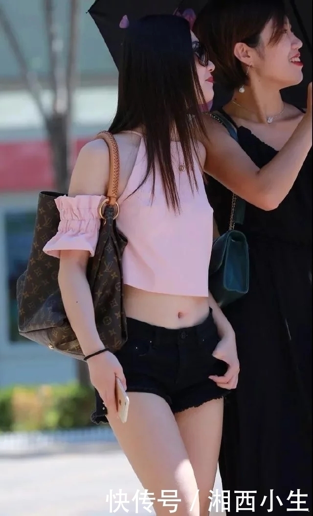 街拍：炎炎烈日的夏天，热裤配上凉高跟可以说是美女们最喜爱的搭
