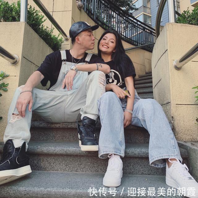 #牛仔裤#Jony j穿背带裤与妻子甜蜜对视,衣品爆棚不显娘,嘻哈老爸太帅