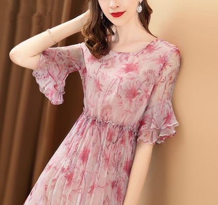 女人上海边穿比基尼?太傻!瞧瞧下图女人，沙滩裙魅力四射