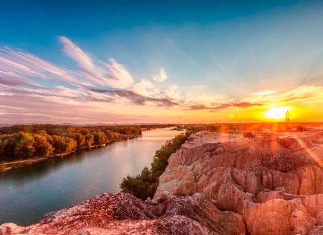 新疆最奇妙的日落，一半是海水，一半是火焰，五彩滩之美惊艳众人