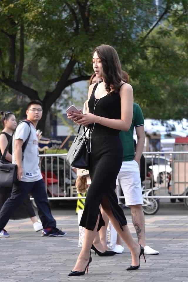 『优雅』路人街拍,小姐姐的侧颜很漂亮,加上一步裙的风格,魅力迷人