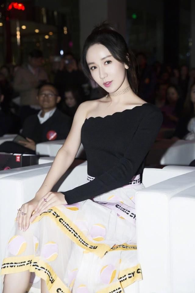 娄艺潇真会穿,蛋糕裙配斜肩T恤穿出时髦感,一般人都驾驭不了!