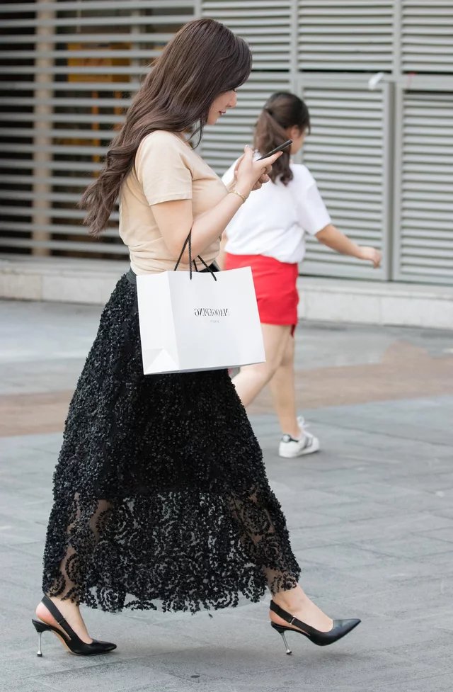 小姐姐修身的穿搭尽显丰腴身材，饱满的胸部线条，带来强烈的视觉