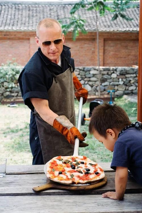 空置25年的农舍里 这个歪果仁怎么从预算不够到过上理想生活