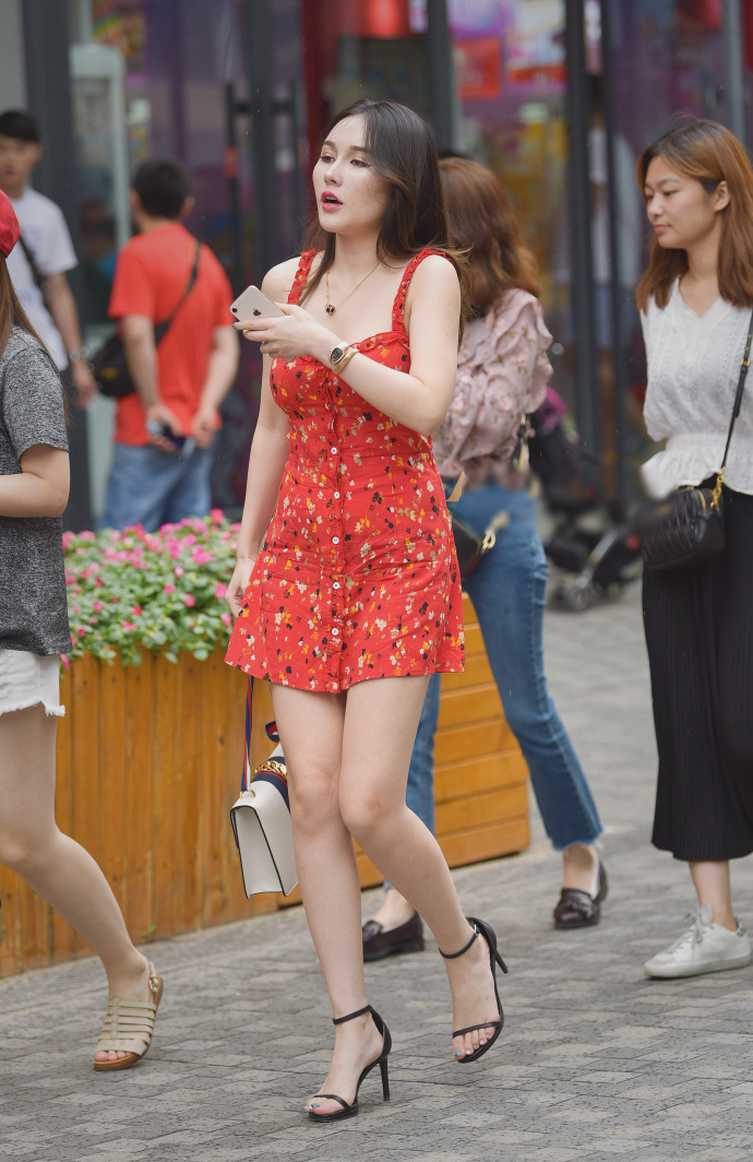 街拍路人,清新简洁的夏日穿搭精致又养眼,OL风小姐姐气质真好!