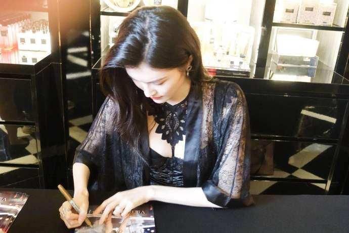 何穗终于性感一次，穿复古吊带裙惊艳全场，网友:太高级了!