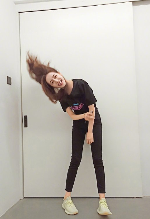 迪丽热巴 网友:是谁的大长腿又在这晃悠