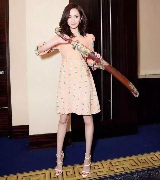 穿高跟鞋有多辛苦？宋茜脚变形，徐璐的脚都快垂直地面了