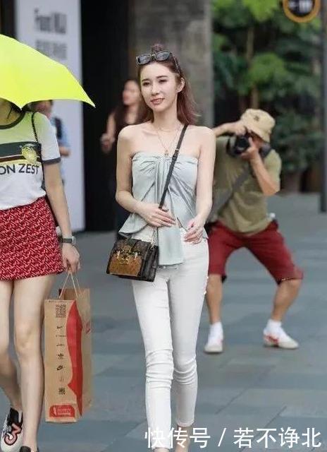  『美女』街拍：国色天香的美女，一件白色一字肩配牛仔短裙，时尚唯美气质