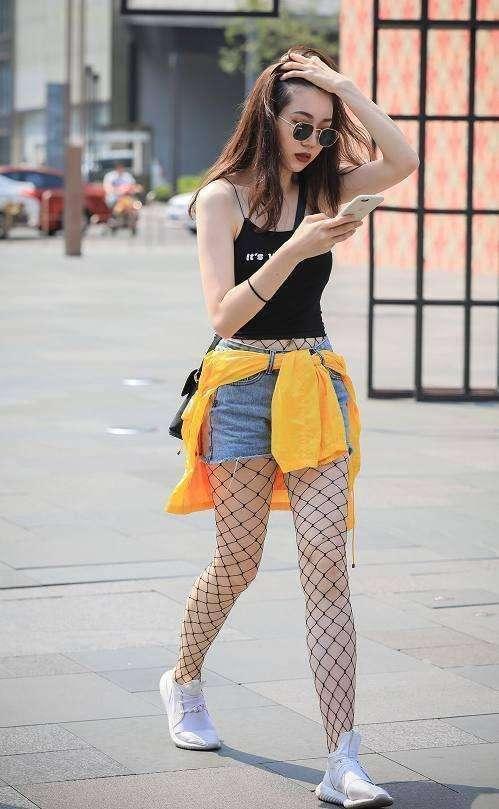 街拍:小姐姐渔网袜出街，时尚中透露着一点儿小性感！