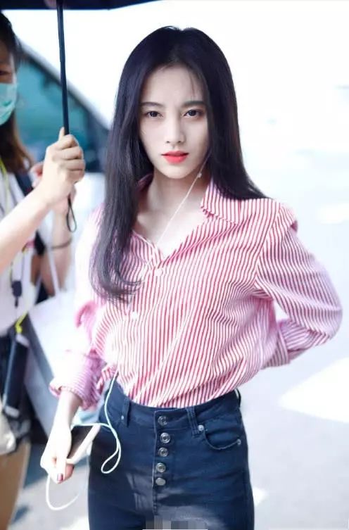 鞠婧祎的裤子太有心机了，穿上秒变170，网友:下次系根皮带吧!