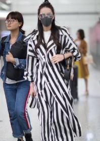 迪丽热巴又穿印花裙，肤白貌美太娇美，好身材尽显更是没话说！