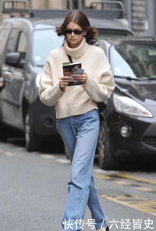 『红梨色』女人不管奔几,毛衣多穿这3个“显白色”,百搭时髦还显气质