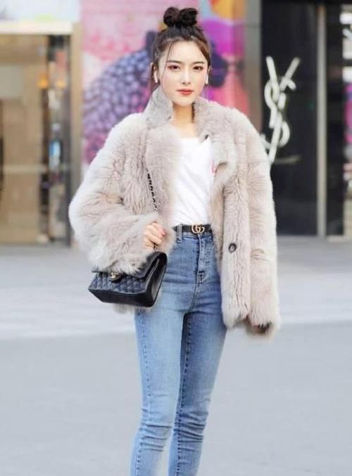 #休闲裤#街拍:肤如凝脂的美女,一件白色上衣配黑色休闲裤,时尚气质迷人