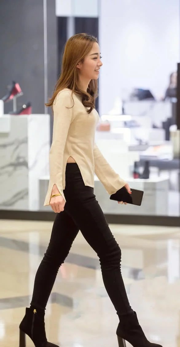 甜美小姐姐修身穿搭勾勒出饱满的胸部，撅起的嘴唇，让人心生怜爱