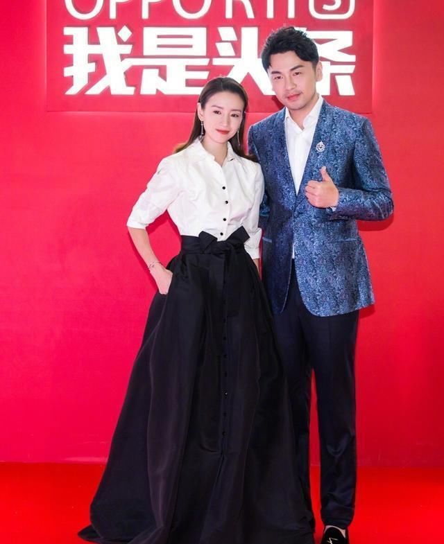  [美少女]39岁董洁年纪大了，穿翎毛裙没什么美少女感，两手曝露单亲母亲的艰辛