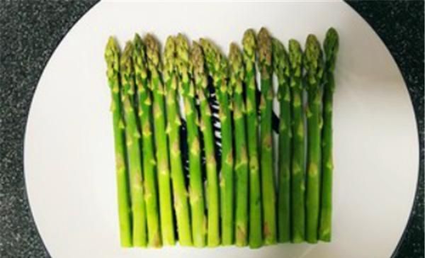  『色香味』制作一道芦笋蒸鳕鱼，肉质鲜嫩，营养低脂，色香味俱全！