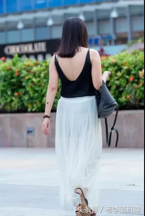 街拍:半透明白裙，广场上身段优美，长得好看的性感美女