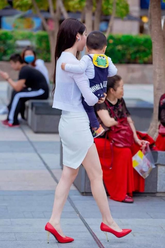 街拍：紧身包臀裙辣妈，肌肤白皙成熟有气质，身材保养得很好