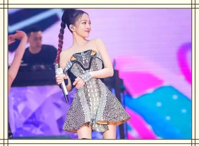 张韶涵真绝了！“安全裤”外露看懵众人，网友：是我out了？