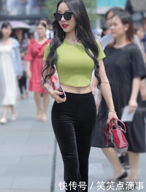 『喇叭裤』荧光绿露脐短袖,配黑色条绒喇叭裤,尽显时尚辣妈的妙曼身姿