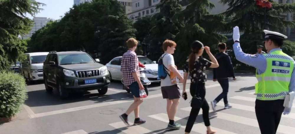  [专家建议]“礼让行人”再次成为被有心人利用？专家建议取消，