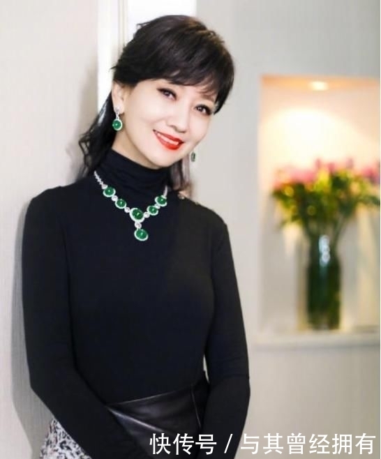  【大衣】赵雅芝真是时尚搭配教科书，照着这8套大衣穿，时髦又减龄！