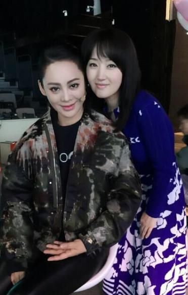 47岁杨钰莹和46岁宁静同框，只差一岁却完败，宁静气场太强大！