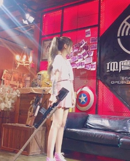 封杀后的杨清柠身穿短裙，腿像两根筷子，身上纹身却更引人注目