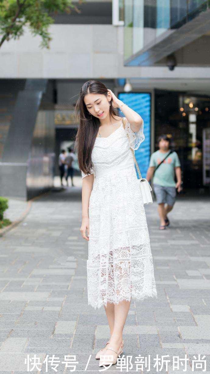 路人街拍:黑T恤黑的热裤穿在美女身上确实吸睛,一双美腿吸人眼球!