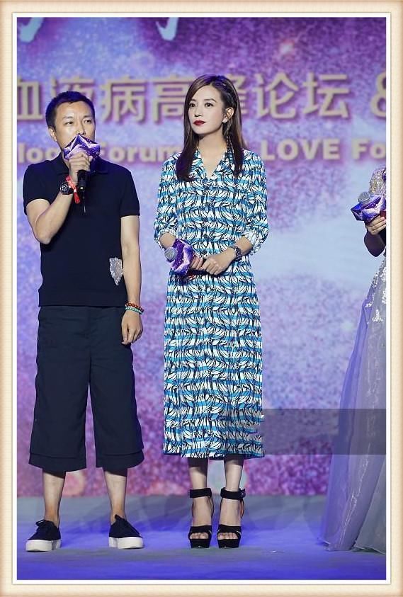 瘦下来的赵薇就是强!一件印花连衣裙尽显女王范，范爷完全不能比