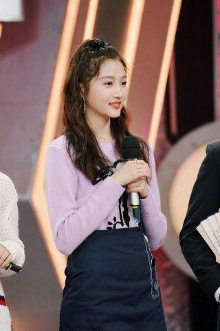 金晨这高跟鞋白穿了，被平底鞋的关晓彤，瞬间打压下去了！