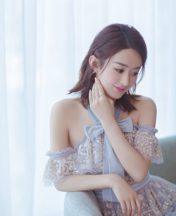 赵丽颖太漂亮了，身穿薄纱连衣裙美如仙子，穿搭时尚有气质！