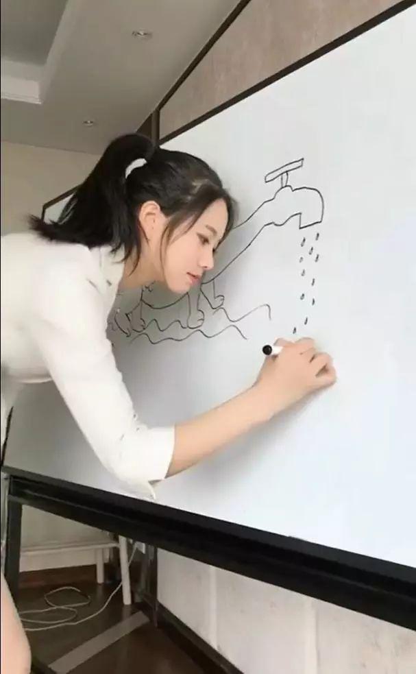 一对姐妹花白丝高跟秀长腿，这样的我都要多看几眼哦