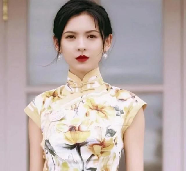  「展现出」单眼皮女生的港式穿搭!复古连衣裙气质绝佳,穿越回80年代当美女
